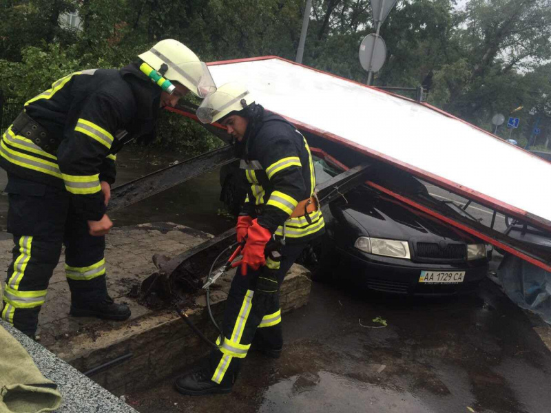 Рятувальники продовжують ліквідацію наслідків негоди в Києві